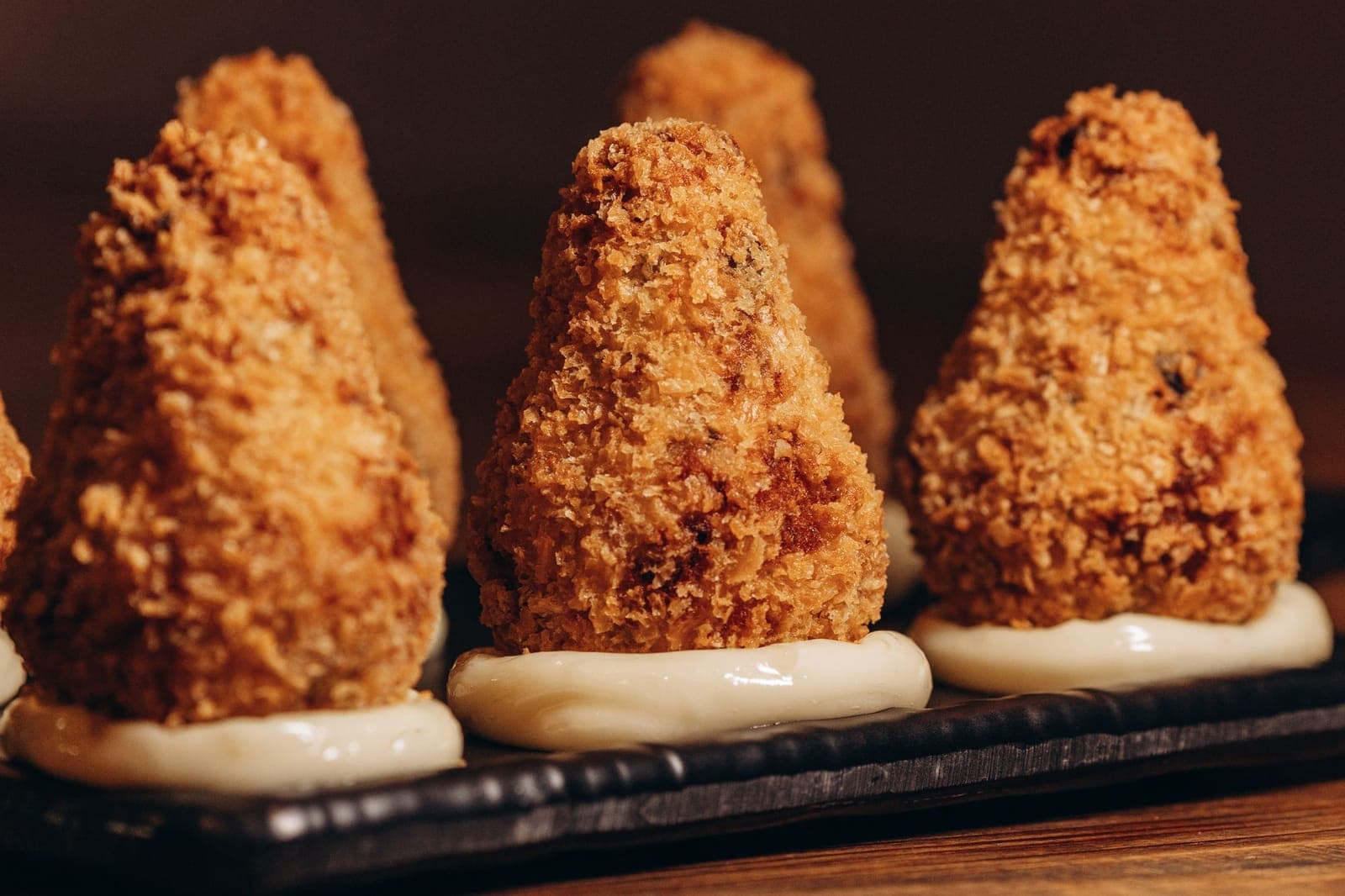 Coxinhas com empanamento alaranjado
