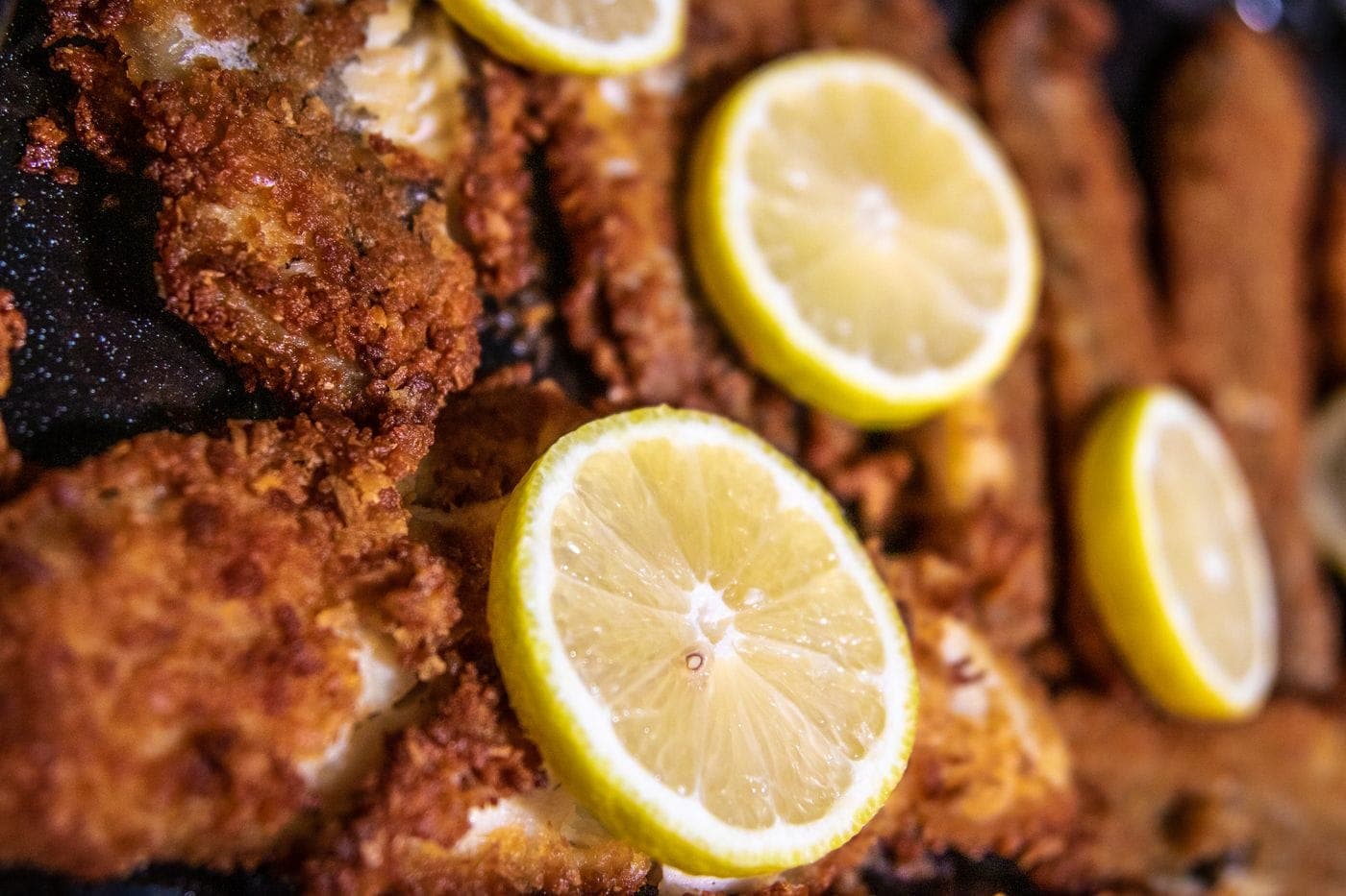 Peixe empanado com limão